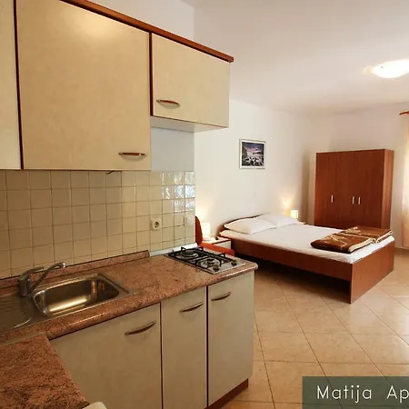 Apartmani Matija Metajna Exterior photo