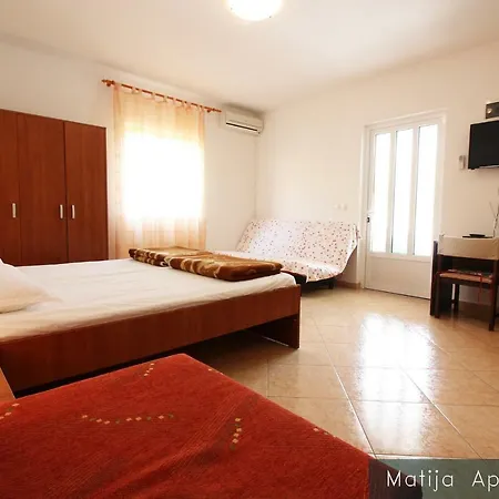 Apartmani Matija Metajna Exterior photo