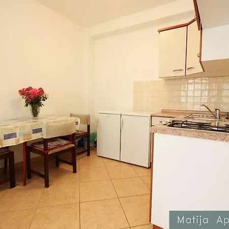 Apartmani Matija Metajna Exterior photo