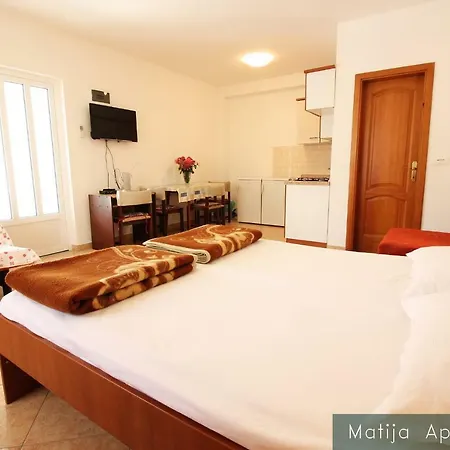 Apartmani Matija Metajna Exterior photo