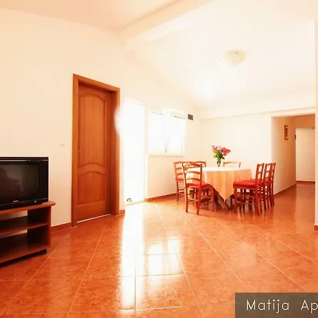 Apartmani Matija Metajna Exterior photo
