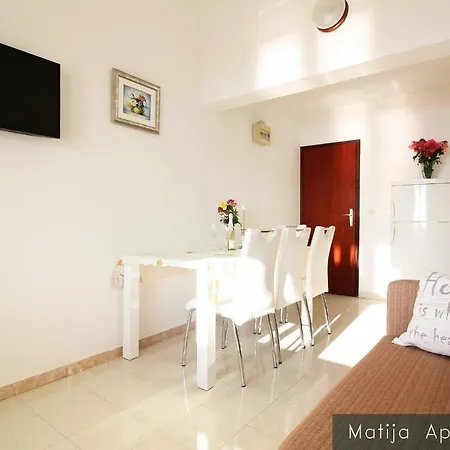 Apartmani Matija Metajna Exterior photo