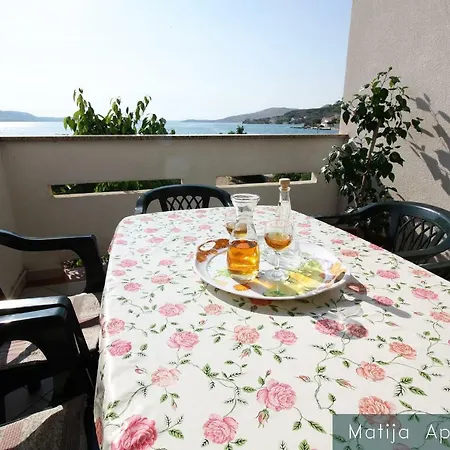 Apartmani Matija Metajna Exterior photo